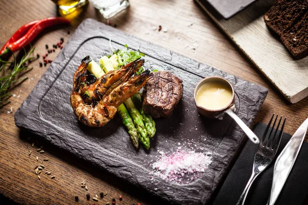 Menù degustazione. Bistecca di manzo e gamberi tigre alla griglia . — Foto Stock