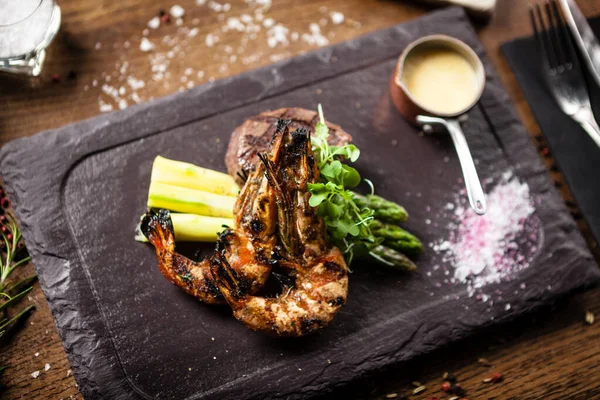 Menú degustación. Carne de res y gambas tigre a la parrilla . — Foto de Stock