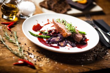 Restoranda servis edilen ördek göğsü.