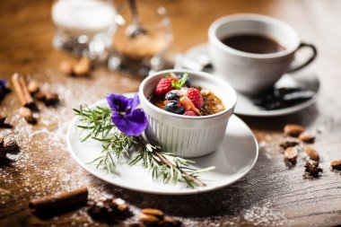 Avokado creme brulee restoranda bir fincanda servis edilir.