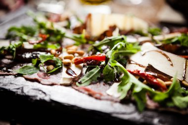 Biftek carpaccio restorandaki bir panoda servis ediliyor.