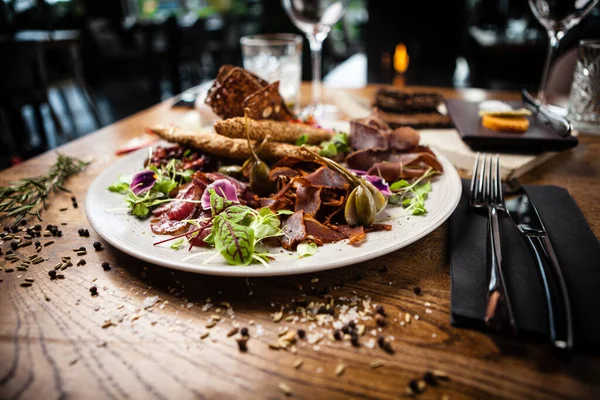 Platou de carne pentru două servite pe o farfurie în restaurant — Fotografie, imagine de stoc