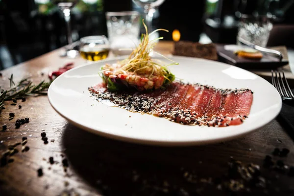 Sashimi di tonno servito su un piatto in ristorante — Foto Stock