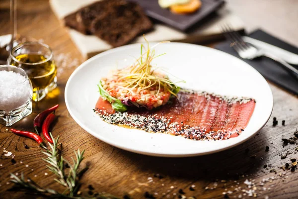 Tonfisksashimi serveras på tallrik i restaurang — Stockfoto
