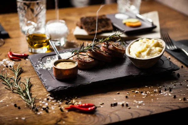 Fläskfilé serveras på en bräda i restaurang — Stockfoto