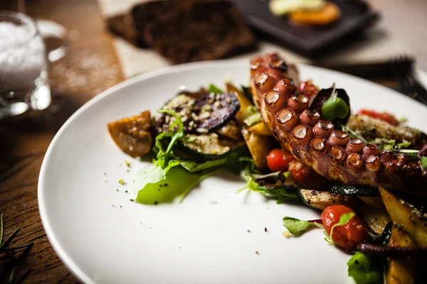 Chobotnicový salát podávaný na talíři v restauraci — Stock fotografie