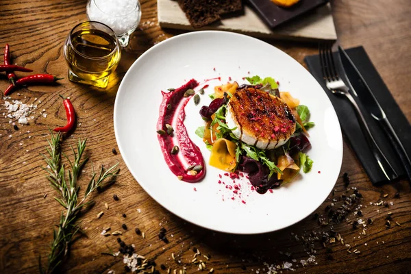 Gegrillter Ziegenkäsesalat, serviert auf einem Teller im Restaurant — Stockfoto