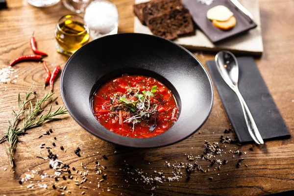 Soupe de betteraves servie dans un bol au restaurant — Photo