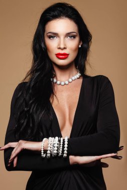 Bej renkli arka plan üzerinde lüks aksesuarları ile genç bayan