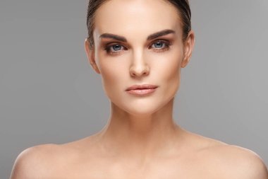 Temiz doğal cilde sahip güzel bir kadın model.