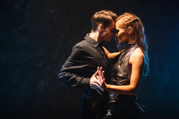 Jovem casal em elegantes vestidos de noite dançando — Fotografia de Stock