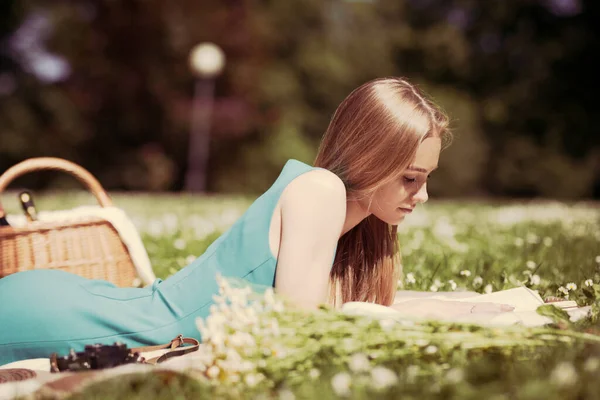 Ritratto di giovane donna felice che si riposa su un picnic nel parco — Foto Stock