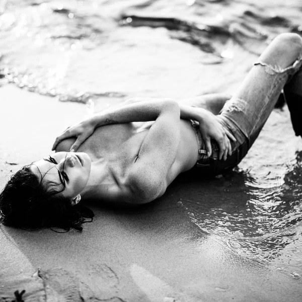 Красива леді в чорному купальнику лежить на піщаному пляжі — стокове фото