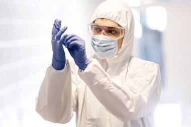 Corona virüsü konsepti. Erkek doktor baş parmağını gösteriyor.