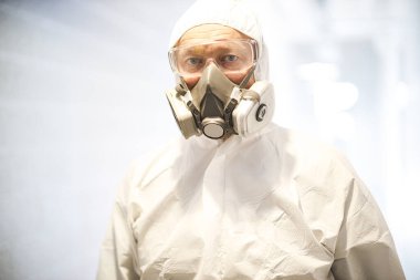 Corona virüsü konsepti. Erkek doktor maske takıyor.