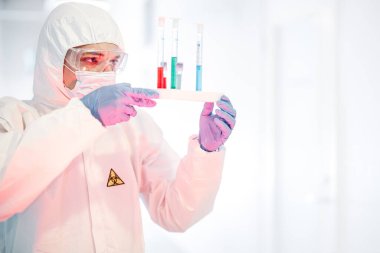 Corona virüsü konsepti. Erkek doktor test tüplerini inceliyor.