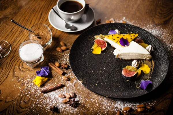 Cheesecake met passievrucht geserveerd op een bord in restaurant — Stockfoto