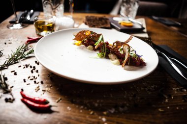 Restoranda bir tabakta biftekli tart servis edilir.