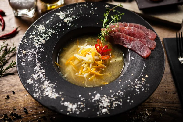 Sopa de pescado transparente servida en un tazón en el restaurante — Foto de Stock