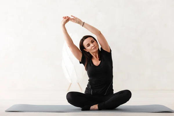 Yoga-Meditation zu Hause. Schöne junge Frau arbeitet aus — Stockfoto