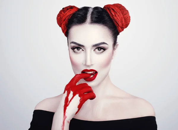 Güzellik tarzı portre bir kızın yüksek moda, güzellik tarzı ile beyaz deri, kırmızı dudaklar Gümüş arka plan yapmak. Vampir makyaj moda sanat tasarım. Cadılar Bayramı tatil kavramı