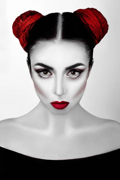 Retrato de uma menina de alta moda, estilo de beleza com pele branca, lábios vermelhos compõem no fundo de prata. Maquiagem Vampiro Fashion Art design. Conceito de feriado Halloween — Fotografia de Stock