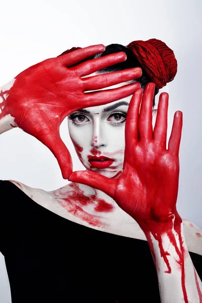 Porträt eines Mädchens in High Fashion, Schönheitsstil mit roten Handflächen, weißer Haut, roten Lippen vor silbernem Hintergrund. Vampir Make-up Mode-Kunst-Design. Halloween-Urlaubskonzept — Stockfoto