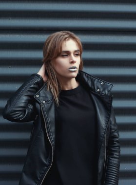 Sokak moda kavramı - şık hipster kadın siyah rock tarzı bir karanlık kentsel metal arka planı poz. Sonbahar moda stil. Tonda IFilters. Bir çok Avrupa kız closeup portresi.