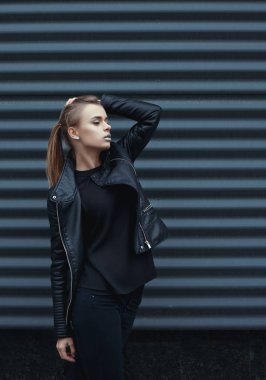 Güzel Avrupa sarışın siyah deri ceket, siyah kot moda portre. Karanlık metal arka plan üzerinde poz. Trendy, kentsel sokak stili. Sonbahar moda stil. İnstagram filtreleri tonda