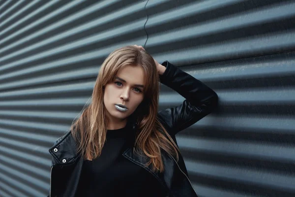 Bir deri ceket siyah metal arka planda hippi tarzı kıyafet poz şehvetli kız genç ve güzel seksi moda. Siyah giysili şık moda sarışın kız hippi. Kentsel moda portre