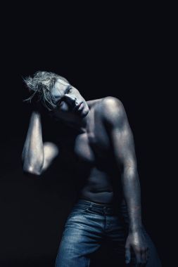 Adam koyu arka plan izole portresi. Sanat mavi ve gri makyaj. Saç ve Cilt Bakımı genel kavram. Kopyalama, metin, sözlerin için arka planda yer.