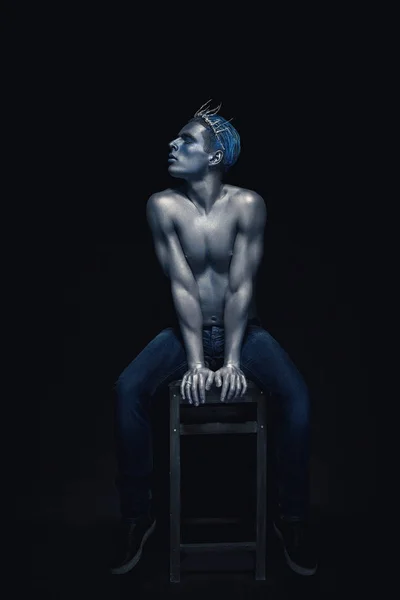 Szépség Stílus Portréja Ember Elszigetelt Sötét Háttér Art Kék Szürke — Stock Fotó