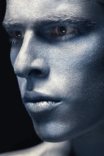 Portrait Homme Isolé Sur Fond Sombre Maquillage Bleu Gris Art — Photo