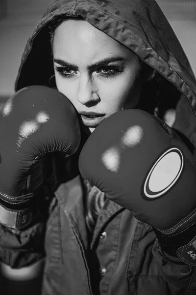 Retrato Monocromático Del Boxeador Femenino Ropa Deportiva Con Postura Lucha — Foto de Stock