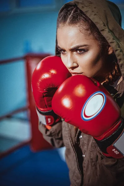 Retrato Boxeadora Femenina Ropa Deportiva Con Postura Lucha Contra Foco — Foto de Stock