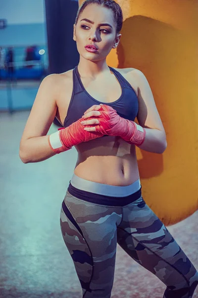 Entrenamiento Boxeadora Joven Gimnasio Sexy Chica Rubia Fitness Ropa Deportiva — Foto de Stock