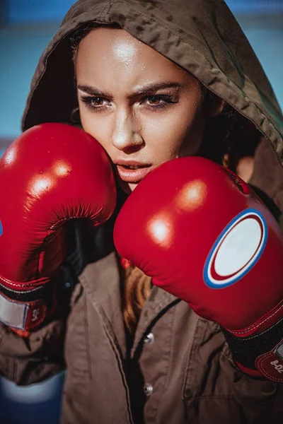 Mujer Joven Boxeadora Lista Para Luchar Guantes Boxeo Cuero Sexy — Foto de Stock