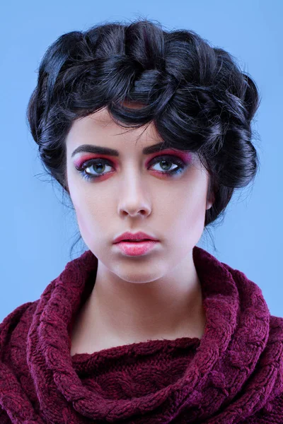 赤い唇が青い背景でメイクアップするハイファッション 美しさのビンテージ スタイルの女の子の美しさの肖像画 — ストック写真