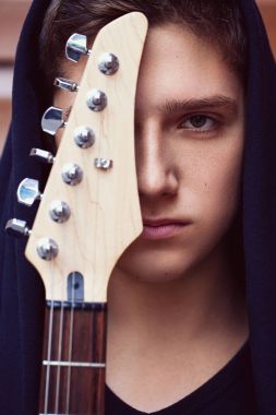 Elektro gitar adamla closeup portresi