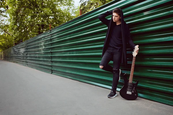 Ritratto Uomo Con Chitarra Elettrica Sullo Sfondo Della Recinzione Verde — Foto Stock