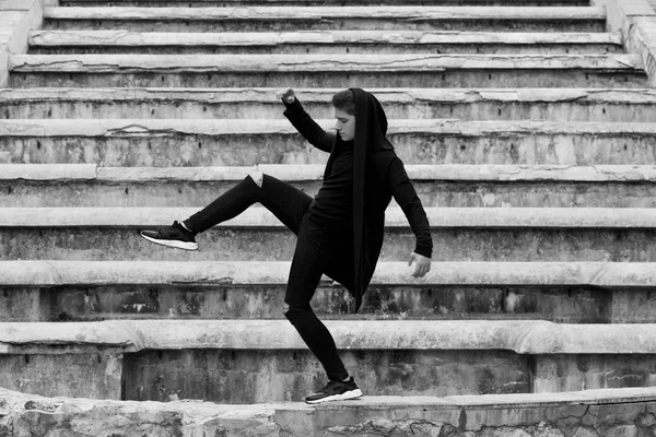 Tizio Vestito Nero Posa Sullo Sfondo Una Cascata Monocromatico Foto — Foto Stock