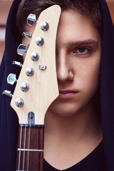 Elektro gitar adamla closeup portresi