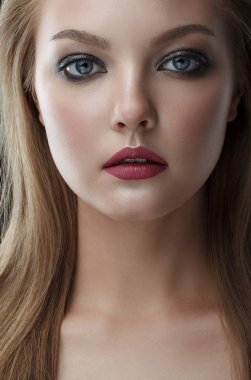 Doğal makyaj ile uzun düz saçlı güzel kadın sarışın genç kız closeup Güzellik Portresi. Saç ve Cilt Bakımı ve kozmetik kavramı