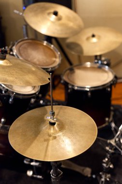 Davul seti sahnede. Canlı müzik. Festival var. Müzikal arka plan. Yakın çekim davul seti. Bateri ekipmanları. Davulların ve tuzakların resmi. Davullar kavramsal resim.