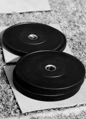 Crossfit kaldırma çubuğu. Crossfit eğitimi. Spor, yaya geçidi ve spor konsepti. Tek renkli fotoğrafçılık 