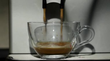 Özel kahve makinesinde Espresso yapıyorum. Kahve makinesindeki kahveyi cam fincana dönüştürme işlemi.