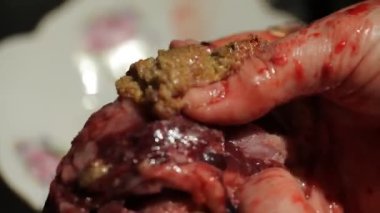 Kadın arka planda çiğ et hazırlıyor, kapatın.