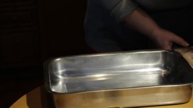 Balıkları hazırlayan kadına yaklaş.