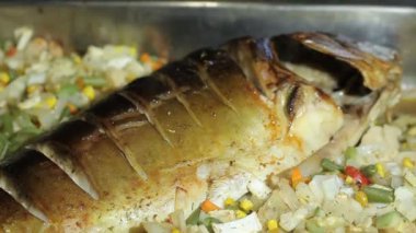 Sebze ve baharatlı ızgara balık.