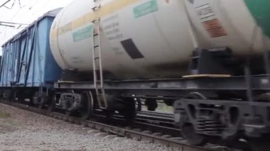 tren ve demiryolu doğa arka planında